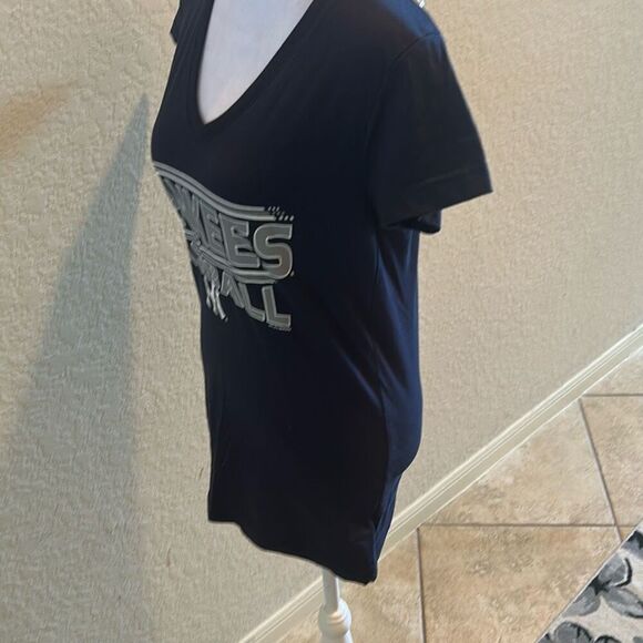 New York Yankees Women’s Size L Logo Tee Shirt Navy Blue Official MLB Merch NWT - Picture 4 of 10